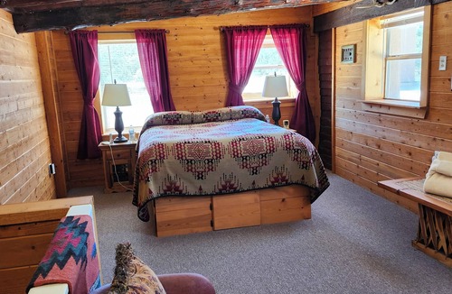 Picacho Cabin | Private Mountain Estate Lodge, Guest Suites & Bunkhouse