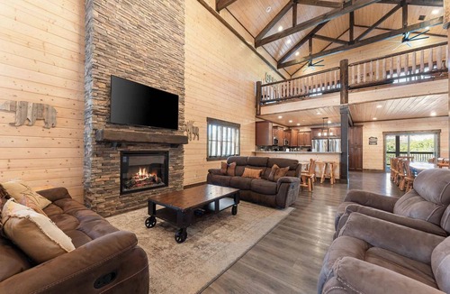 Table Rock House | Private Pool! Rustic Charm! Steps from the Lake!