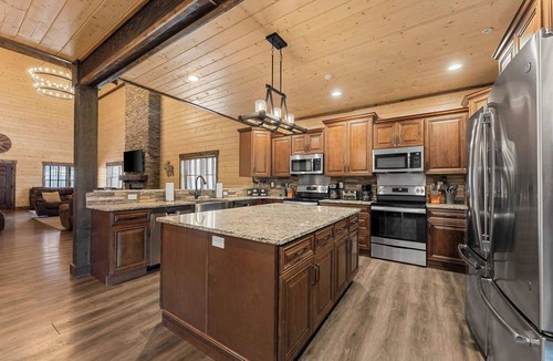 Table Rock House | Private Pool! Rustic Charm! Steps from the Lake!