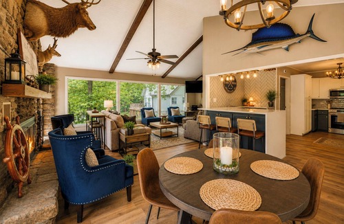 Afton House | Pub, Hot Tub, Game Room, Monkey Island Waterfront
