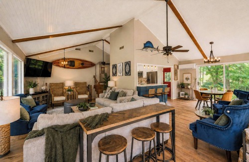 Afton House | Pub, Hot Tub, Game Room, Monkey Island Waterfront