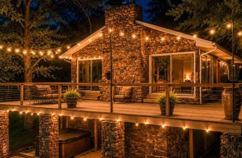 Afton House | Pub, Hot Tub, Game Room, Monkey Island Waterfront