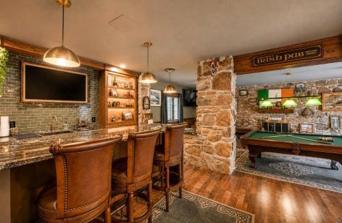 Afton House | Pub, Hot Tub, Game Room, Monkey Island Waterfront