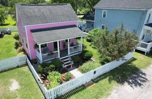 New Bern Cottage | Pups welcome! 1 BR with large fenced yard. 3.5 blocks from Downtown New Bern.