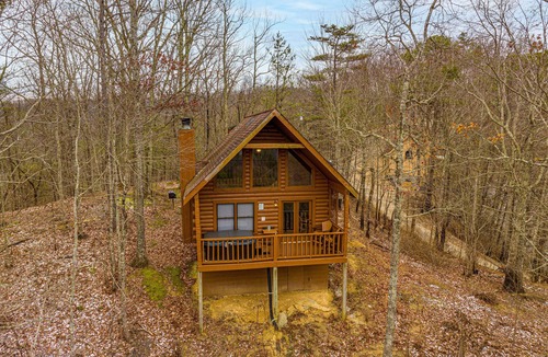 Sevierville Cabin | Quaint*Resort Setting*Hot Tub*WiFi*Keurig*Secluded