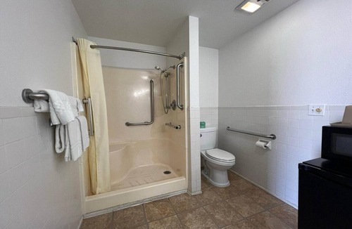 Marysville Apartment | Queen Bed Accessible Non-Smoking
