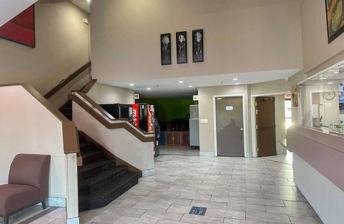 Parkway Village Apartment | Queen Bed Accessible|Non-Smoking