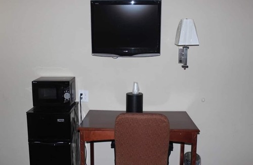 South Central Omaha Apartment | Queen Bed Accessible Non-Smoking