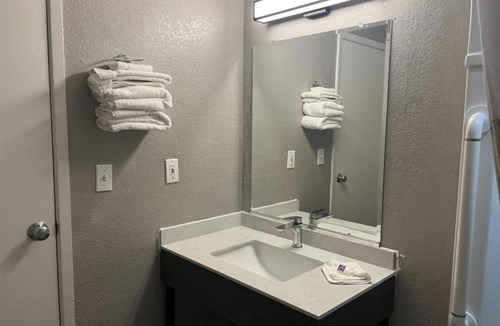 Grants Apartment | Queen Bed|ADA|RI Shower|Kitchen