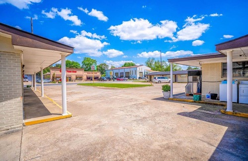West Monroe Apartment | Queen Bed|Non-Smoking