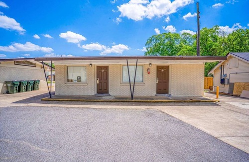 West Monroe Apartment | Queen Bed|Non-Smoking