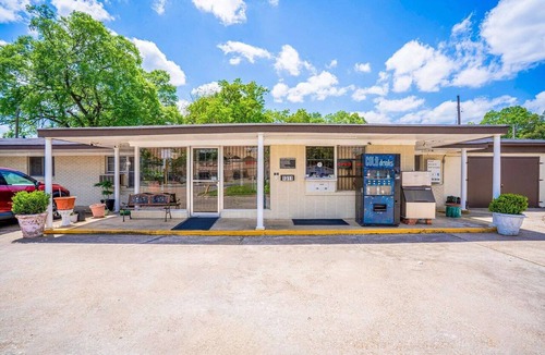 West Monroe Apartment | Queen Bed | Smoking