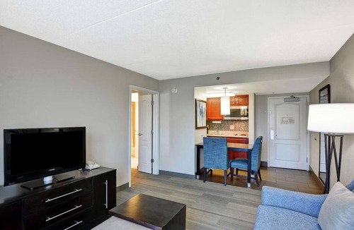 Lexington Hotel | Queen Bed Suite | Free Breakfast & Parking |1.5 Miles from Cinemark Fayette Mall