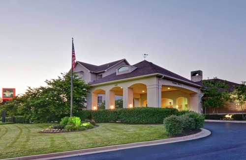 Lexington Hotel | Queen Bed Suite | Free Breakfast & Parking |1.5 Miles from Cinemark Fayette Mall