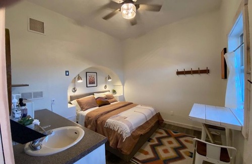 Moab Cabin | Queen, river view, disc golf, kayaks, ATV, wildlife, hiking, beach, pet friendly