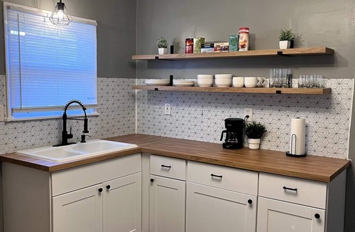 Blue Springs House | Quiet 2BR Home Fast WiFi Fenced Yard Long Stays