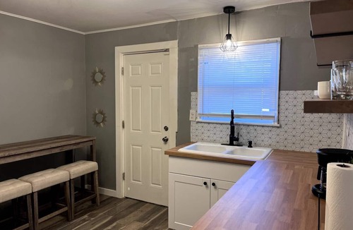 Blue Springs House | Quiet 2BR Home Fast WiFi Fenced Yard Long Stays