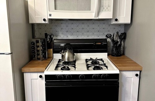 Blue Springs House | Quiet 2BR Home Fast WiFi Fenced Yard Long Stays
