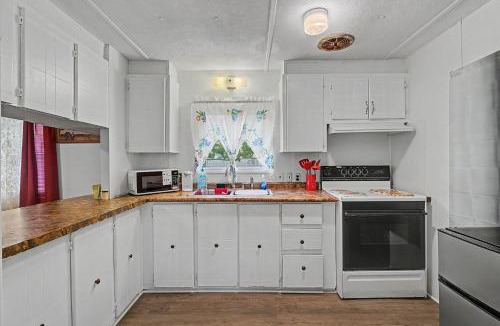Maple Hill House | Quiet 2BR Retreat Sleeps 4 Near Beaches & Nature