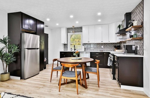 Shelbyville House | Quiet Downtown Maple Cottage Gem