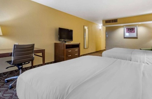 Roswell House | Rare Find! 4 Relaxing Units, Free Breakfast, Free Parking, Pet-friendly Property