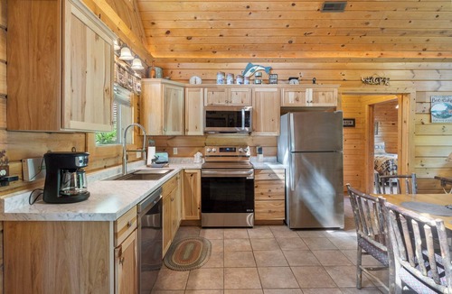 Big Cedars Cabin | Real LogCabin- Near Big Cedar! Private Hot Tub & Grill! Huge Deck Car Charger