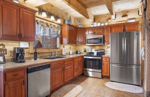 Ridgedale Cabin | Real Wood Cabin-Pvt HotTub-Free Attraction Tickets-Near Big Cedar & Thunder Ridge-Games