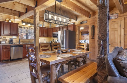 Ridgedale Cabin | Real Wood Cabin-Pvt HotTub-Free Attraction Tickets-Near Big Cedar & Thunder Ridge-Games
