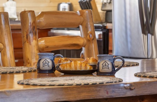 Ridgedale Cabin | Real Wood Cabin-Pvt HotTub-Free Attraction Tickets-Near Big Cedar & Thunder Ridge-Games