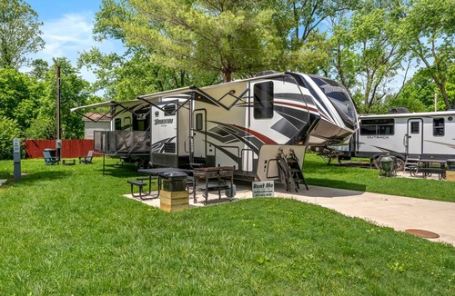 Bull Creek RV Rental | Recreational vehicle (RV) ∙ 1 bedroom ∙ 8 guests