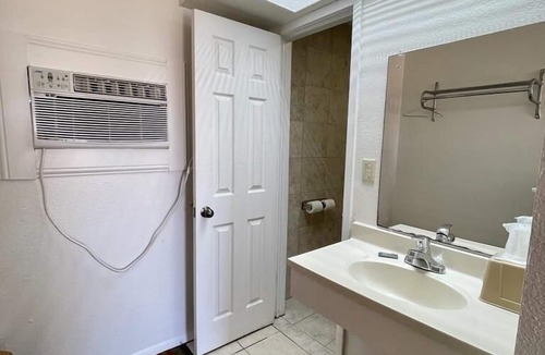 Clarksville Hotel | Red River Inn