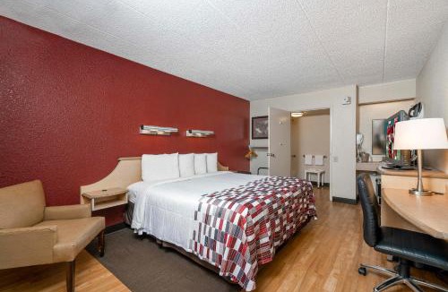 Edgewood Hotel | Red Roof Inn Louisville Expo Airport