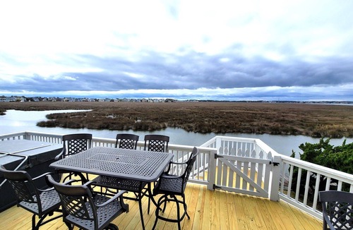 Manteo House | Reel Paradise - 30' Boat Slip, Hot Tub, Pool, Pet Friendly in Village Landing 100