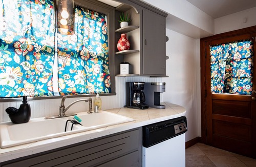 New Albany House | Relax, min from Louisville, Pet friendly, Entire house- fenced in backyard.