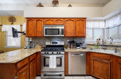 Northeast El Paso House | RELAXING 4 BDR HACIENDA W/FUTURISTIC SHOWERS