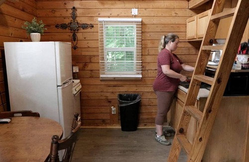Columbia Cabin | Relaxing and Inviting Log Cabin with Loft in Columbia, Kentucky, Near Several Universities