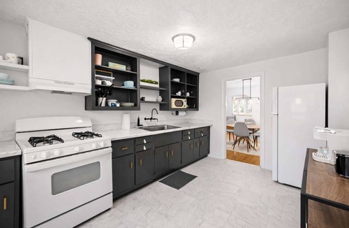 Audubon Apartment | Relaxing king bed suite close to Churchill Downs!