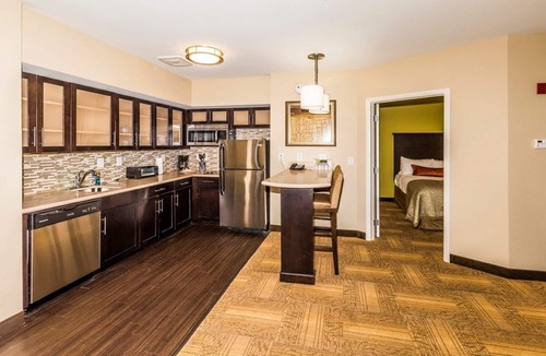 Farragut Condo | Relaxing Retreat in Knoxville | Complimentary Breakfast + Shared Outdoor Pool + 24h Business Center