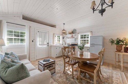 Blue Eye Cottage | Relaxing Retreat | Woods, WiFi, Porch, and Serenity