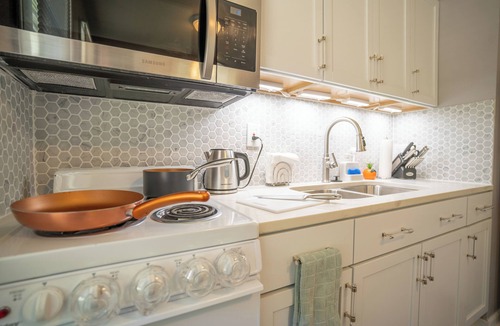 Independence House | Remodeled Entire Home With Garage & King/Queen Bed In Convenient Location