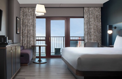 South Tulsa Hotel | Renaissance Tulsa Hotel & Convention Center