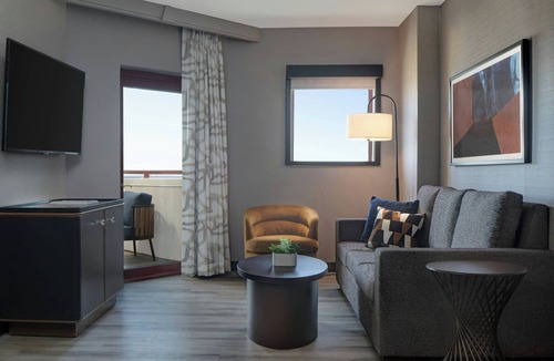 South Tulsa Hotel | Renaissance Tulsa Hotel & Convention Center