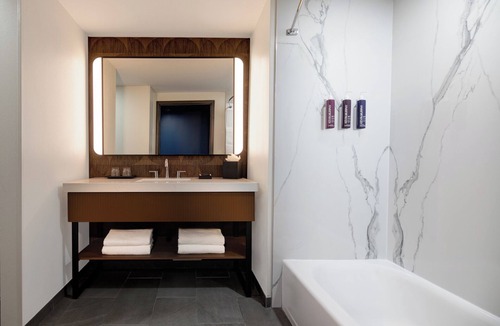 South Tulsa Hotel | Renaissance Tulsa Hotel & Convention Center