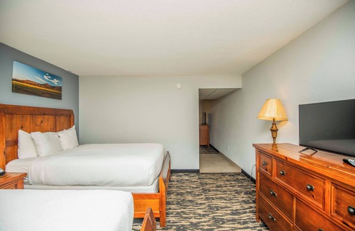 Townsend Hotel | Renovated 2 Queen Suite