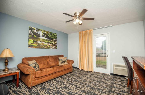Townsend Hotel | Renovated 2 Queen Suite