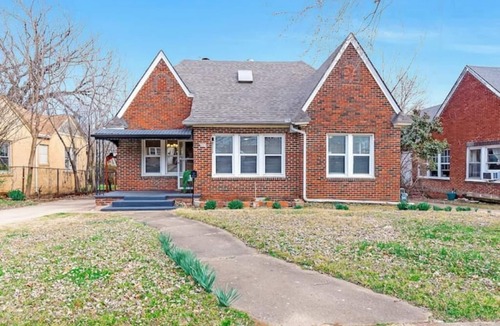 Turner Park House | Renovated Spacious Mansion near TU and Gathering Place. Pet/Family Friendly!