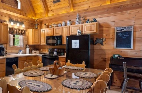 Branson Cedars Cabin | Renovated Three Bear Log Cabin, Vaulted Ceilings, Private Hot Tub! Near Big Cedar, Car Charger
