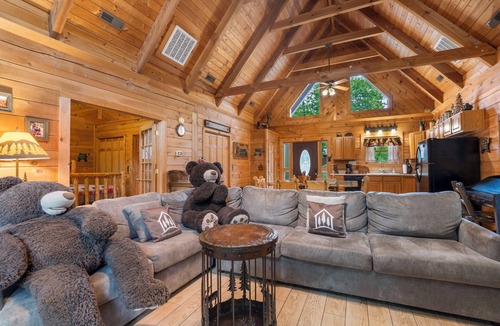Branson Cedars Cabin | Renovated Three Bear Log Cabin, Vaulted Ceilings, Private Hot Tub! Near Big Cedar, Car Charger