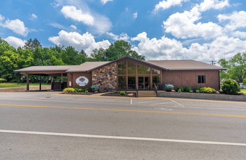 Cobden House | Rent All 5 Suites at Peach Tree Inn