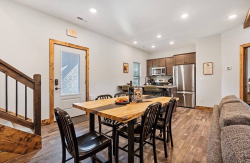 Hollister Cabin | Retreat w Arcade-Pvt Hot Tub-Free Tickets-Community In&Outdoor Pool-Near Thunder Ridge